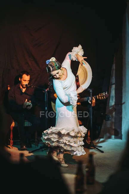 Trío de artistas hispanos dando actuación flamenca en teatro - foto de stock