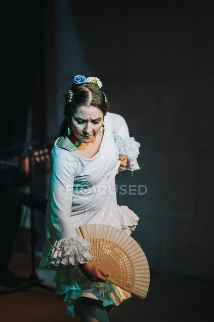 Ballerino di flamenco ispanico serio con vacillante che agisce sul palco — Foto stock