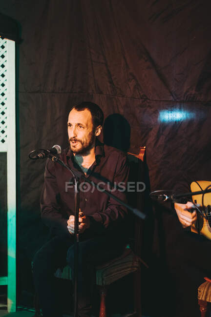 Musicista ispanico adulto applaude mentre canta una canzone di flamenco sul palco — Foto stock