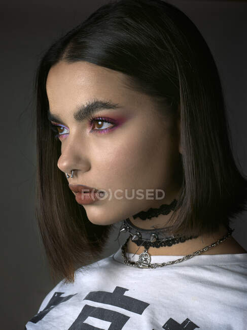 Stilvolle junge Dame mit Piercing in der Nase — Stockfoto