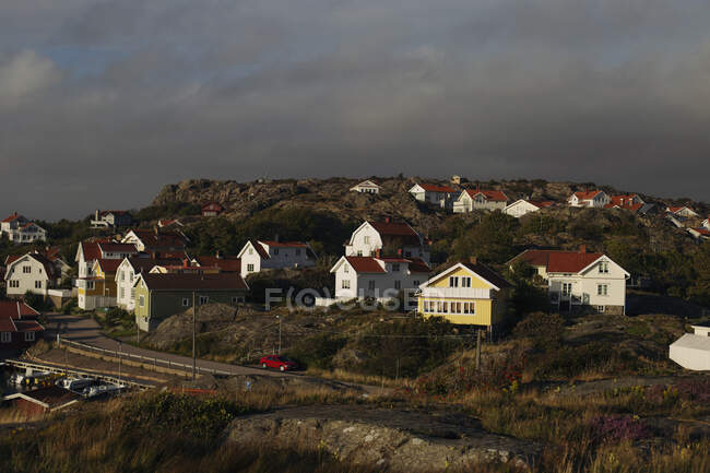 Incredibile vista del piccolo villaggio costiero e case tranquille alla luce del sole — Foto stock