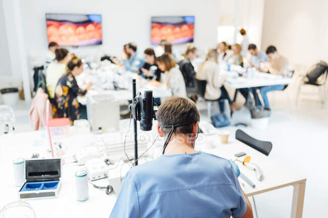 Учитель стоматологии работает над протезом с видеокамерой — стоковое фото