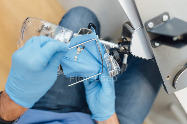 Manos de estudiante de anatomía dental trabajando cabeza humana de plástico - foto de stock