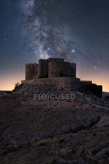Antico castello con cielo stellato della Via Lattea sullo sfondo — Foto stock