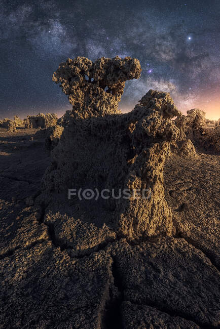 Maestoso scenario di terreno vulcanico siccità con rocce porose e colorato Via Lattea su sfondo — Foto stock