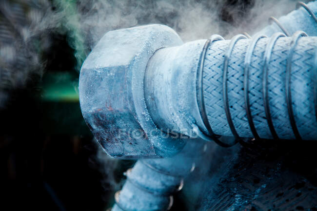 Raccordo di tubo a pressione in treccia metallica e protetto con molla esterna in acciaio — Foto stock