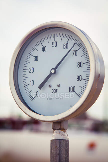Geringer Winkel des Manometers zur Messung des Gasdrucks in Rohren im Werk im Industriegebiet — Stockfoto
