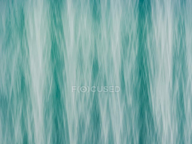 Chaotische Wasserfall Hintergrund mit Strömungen und Linien der Flüssigkeit von weißer Farbe — Stockfoto