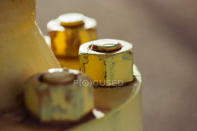 Nahaufnahme von Verbindungsflanschen aus Stahl mit Schrauben und Muttern an Rohrleitungen zur Übertragung von Flüssigkeiten in der Fabrik — Stockfoto