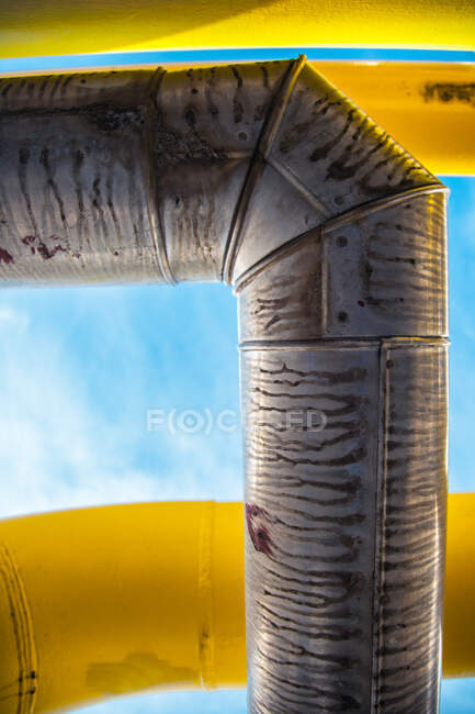 Joint de brides de pipeline vissé avec des écrous et boulons métalliques transportant de l'azote liquide en usine — Photo de stock