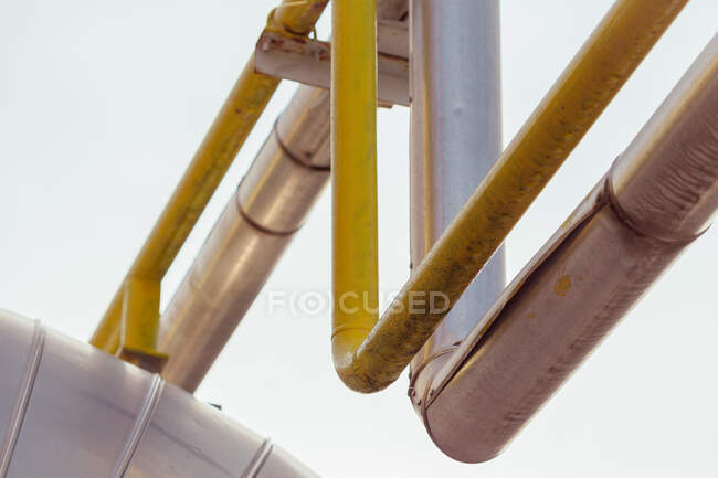 Hochdruckrohre mit Monometer an Pipeline zur Verteilung von Gas rund um die Fabrik installiert — Stockfoto