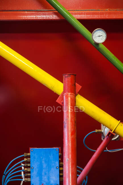 Tubos de alta pressão com monômetro instalado em tubulação para distribuição de gás ao redor da fábrica — Fotografia de Stock