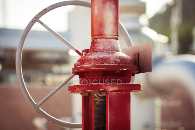 Заморожений трубопровідний клапан, встановлений на металевій трубі, що передає рідкий азот на нафтогазопереробному заводі — стокове фото