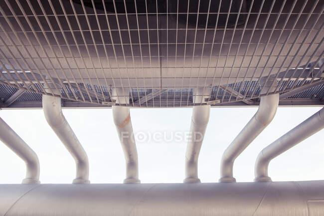De baixo da linha de tubos metálicos do sistema de ar condicionado colocado ao ar livre do complexo industrial — Fotografia de Stock