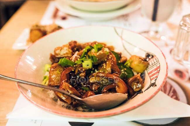 Alto ângulo de tigela com ramen tradicional saboroso e colher colocada na mesa no restaurante japonês — Fotografia de Stock