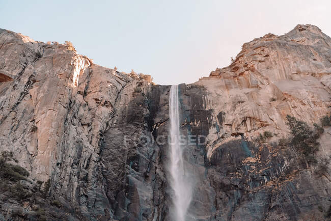 Blick auf Wasserfall, der von Klippe im Yosemite-Nationalpark in den USA strömt — Stockfoto