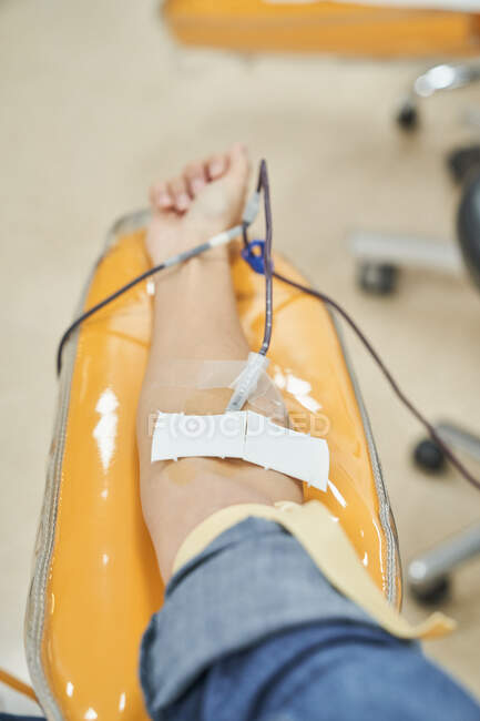Coltiva anonima volontaria femminile dando sangue per salvare la vita nel moderno centro di trasfusione di sangue — Foto stock