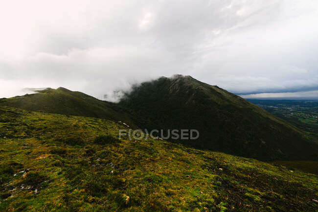 Vue panoramique sur les collines verdoyantes avec des nuages bas — Photo de stock