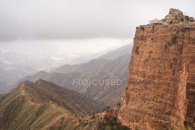 Вид скалистого ландшафта со строительством на плато — стоковое фото