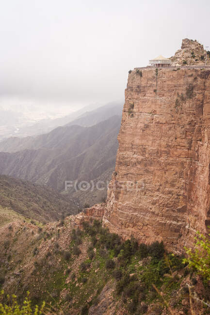 Vista de tirar o fôlego de falésias rochosas ásperas cobertas de nevoeiro — Fotografia de Stock