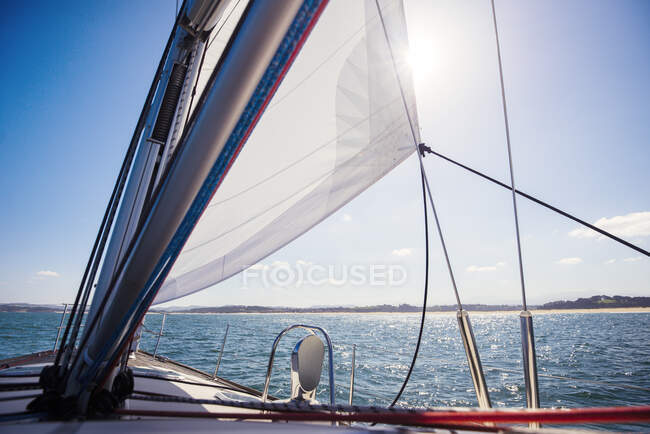Motoscafo moderno galleggiante sull'acqua di mare increspata nella soleggiata giornata estiva con cielo blu — Foto stock