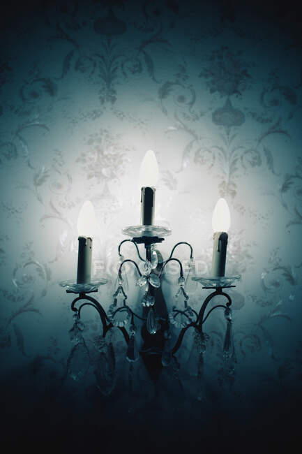 Candeeiro de vela retro com lâmpadas colocadas na parede iluminando a sala de estar à moda antiga — Fotografia de Stock