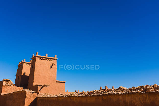 Cenário magnífico de fachada de paredes de barro antigas em Ait Ben Haddou com céu azul — Fotografia de Stock