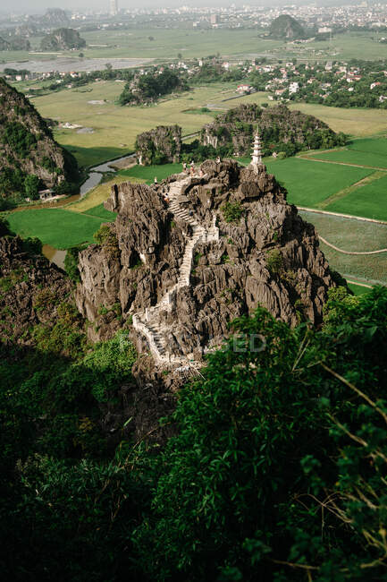 Breathtaking aerial landscape of Mua cave with pagoda on top of mountain located in Ninh Binh in Vietnam — Stock Photo