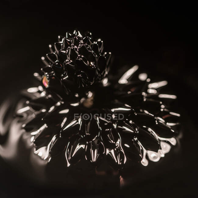 Fond abstrait avec gros plan à angle élevé de ferrofluide brun aux formes étonnantes pendant l'effet magnétisé en présence d'un champ magnétique — Photo de stock