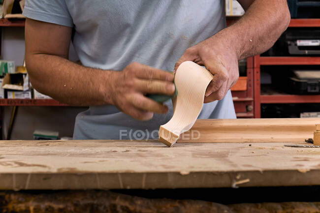 Particolare in legno lucidato artigianalmente utilizzando carta vetrata in falegnameria — Foto stock