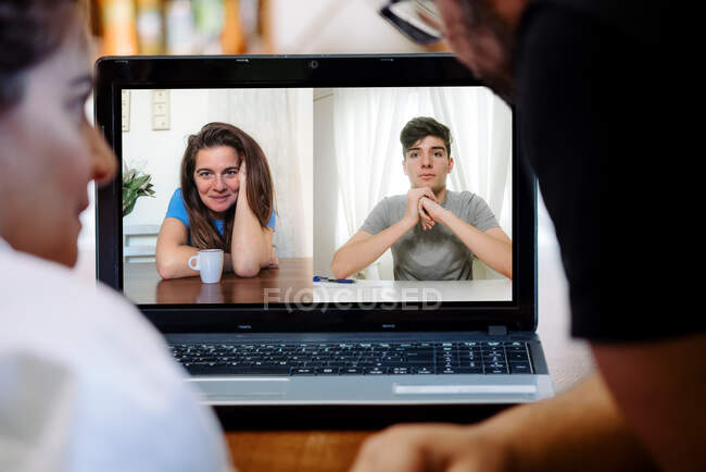 Пара, разговаривающая на домашнем ноутбуке — стоковое фото