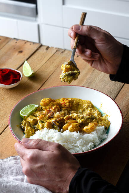Plan recadré de l'homme avec une portion de curry de crevettes avec du riz — Photo de stock