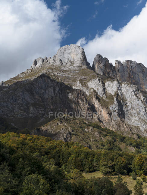 Paesaggio mozzafiato di cresta di montagna — Foto stock