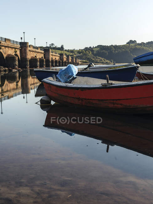 Velhos navios de madeira flutuando na água calma do lago perto da costa no dia ensolarado na Espanha — Fotografia de Stock