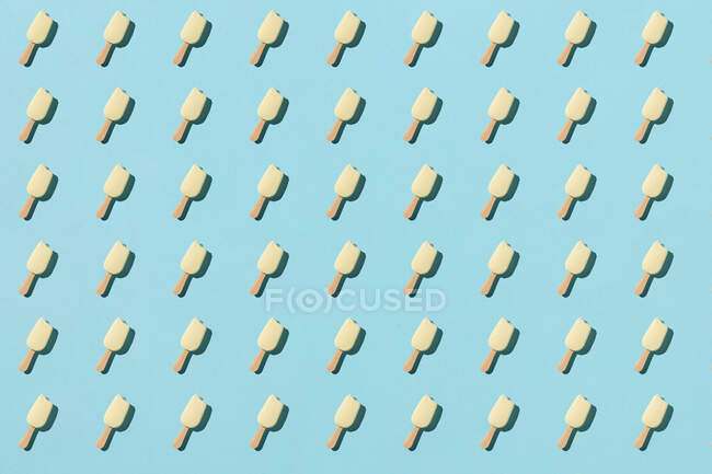 Motif sans couture de crème glacée mangée sur fond bleu — Photo de stock