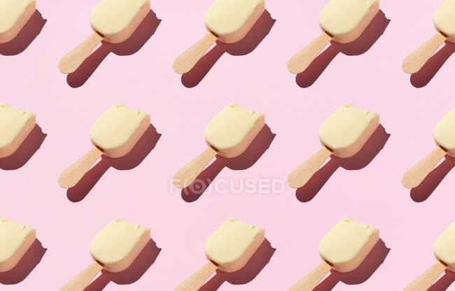 Motif sans couture de crème glacée mangée sur fond rose — Photo de stock