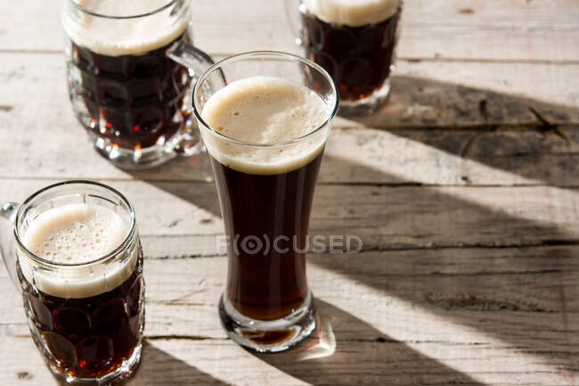 Canecas de cerveja kvass tradicionais na mesa de madeira — Fotografia de Stock