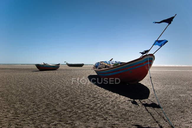 Group of boats located on the sand near the sea — Stock Photo