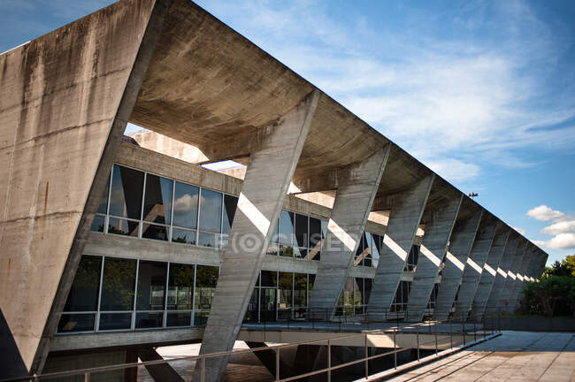 Vista lateral del Museo de Arte Contemporáneo de Brasil - foto de stock