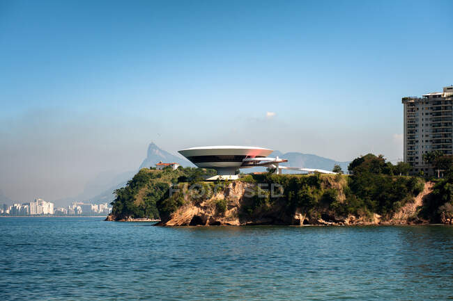 Nice views of the Niteroi Museum and a beach in Brazil — Stock Photo
