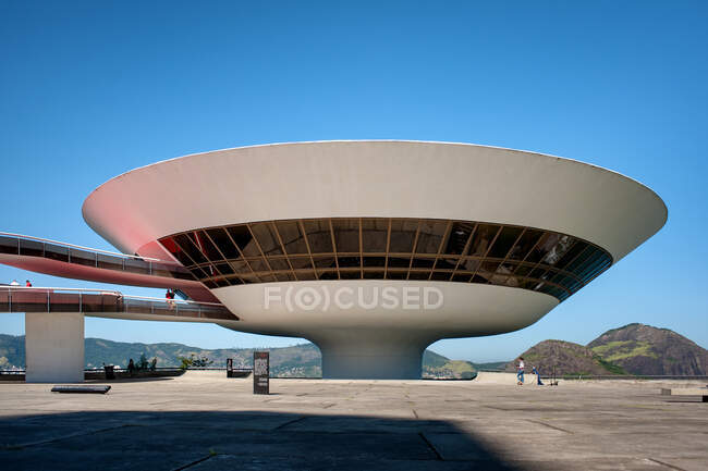 Bella vista sul Museo Niteroi e una spiaggia in Brasile — Foto stock