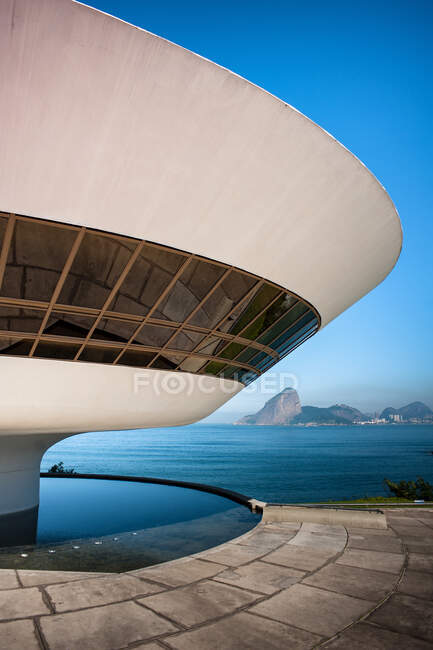 Belle vue sur le musée de Niteroi et une plage au Brésil — Photo de stock