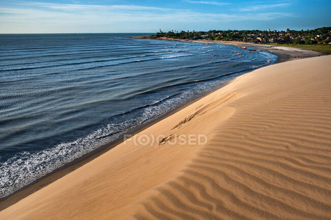 Duna de areia e ondas de surf em luz solar brilhante — Fotografia de Stock