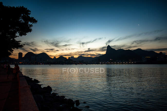 Belle vue sur une plage à Rio de Janeiro au coucher du soleil — Photo de stock