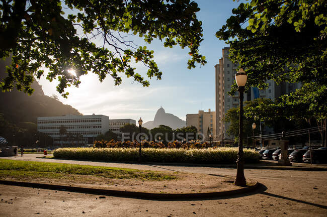 Площадь в Рио-де-Жанейро с видом на Христа Искупителя на заднем плане — стоковое фото