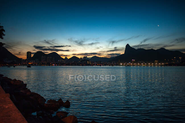 Belas vistas de uma praia no Rio de Janeiro ao pôr do sol — Fotografia de Stock
