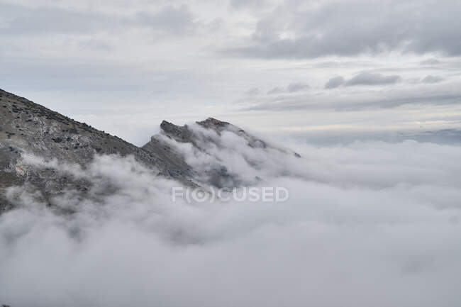 Toller Blick auf nebelverhangene Berggipfel und Wolken — Stockfoto