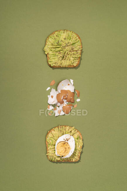 Top vista composição de abacate e ovos cozidos torradas para o café da manhã — Fotografia de Stock