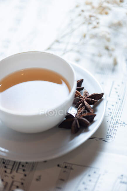 Крупним планом чашку чаю на столі — стокове фото
