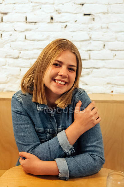 Freelancer feliz feminino em camisa casual relaxante à mesa no espaço de trabalho moderno, tendo pausa durante o trabalho distante — Fotografia de Stock